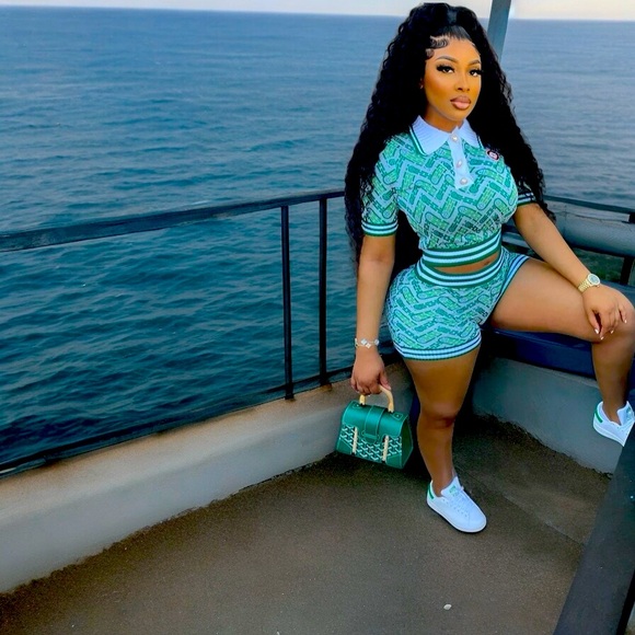 Chic Set - Picture 2 of 2